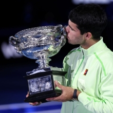 알카라스, 호주오픈 제패… ‘우상’ 나달 넘어 최연소 커리어 그랜드 슬램