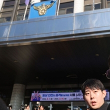 [포토] 학교 앞에서 일본군 ‘위안부’ 모욕 현수막 건 보수 성향 대표 경찰 출석