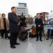 [포토] 상성동 서울의료원 남측부지 설명 드는 김윤덕 국토부 장관