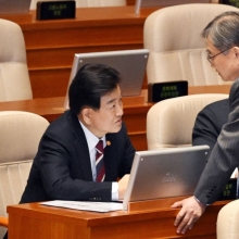[포토] 대화하는 정동영 통일부 장관과 조현 외교부 장관