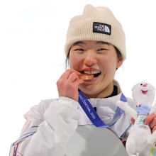 손목 부러져도 다시 훨훨 날았다…18세 여고생 스노보더 유승은, 설상 여자 첫 동메달(종합)