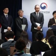 [포토] 취재진 질문에 답하는 정은경 장관