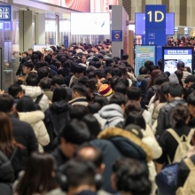 [포토] 설 연휴 앞두고 여행객들로 붐비는 인천공항 제2여객터미널