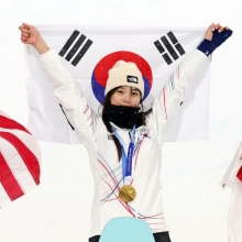 '짜릿한 대역전극' 최가온, 설상 첫 금메달…'불운을 기적으로 만들다'(종합)