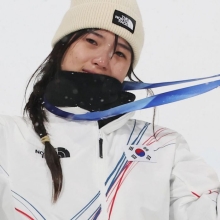 부상 당한 최가온 손 잡아줬다…'금빛 기적' 뒤엔 신동빈 '뚝심 지원' 있었다