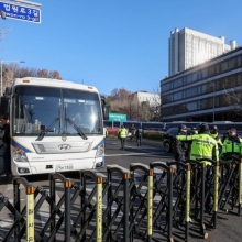 [포토] 법원삼거리 출입 통제하는 경찰