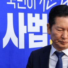 [포토] 회의실 들어서는 정청래 민주당 대표