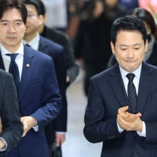 [포토] 회의실로 향하는 장동혁 국민의힘 원내대표