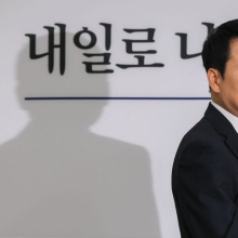 [포토] 회의실 들어서는 장동혁 국민의힘 대표