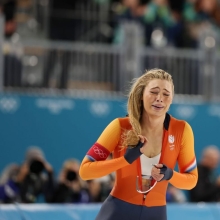 '스포츠 브라 노출' 네덜란드 빙속 스타 경기복, 경매가 1000만원 넘길 듯