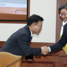 [포토] 악수하는 이억원 위원장과 박상진 산업은행 회장