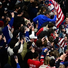 FBI국장이 왜 라커룸에…美아이스하키팀 금메달 뒤풀이서 '병나발'