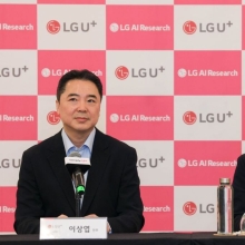 [포토] 취재진 질문에 답하는 임우형 LG AI연구원장