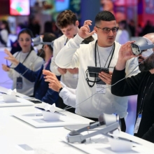 [포토] MWC 2026, 갤럭시 XR 체험하는 참가자들