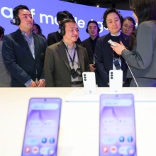 [포토] 삼성전자 갤럭시 부스 찾은 홍범식 LG유플러스 대표