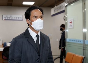 '횡령·배임' 조현범 한국타이어 회장 검찰 출석… 포렌식 참관 