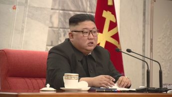北 '김정은 위인전' 발간…"핵무력으로 美 핵 위협 역사 끝장내야"