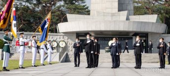 [포토]국기에 대한 경례하는 김오수 검찰총장