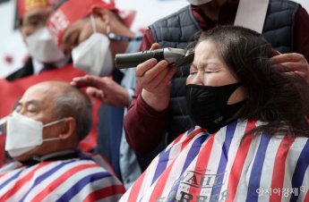 [포토] 코로나19 피해 자영업자들, 국회 앞에서 삭발 투쟁