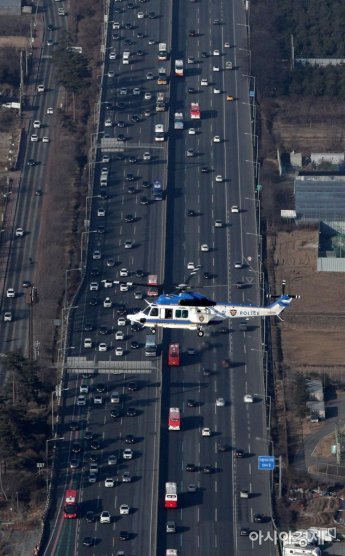 [포토] 설 연휴 고속도로 상공에서 교통상황 점검 경찰
