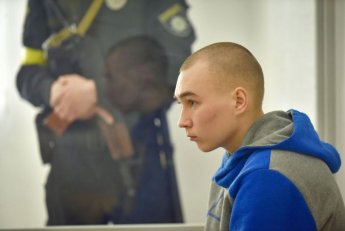 우크라 첫 전범재판, 21세 러시아 병사에 종신형 구형..."용서를 구한다"