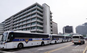 [포토] 미국 대사관 주변에 배치된 경찰 버스