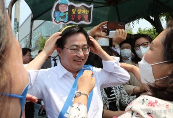 [포토] 지지자에게 머리띠 선물받은 김동연 후보