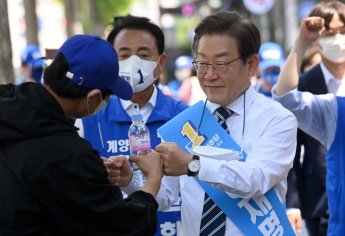 이재명 "민주당 지지율 급락, 나도 어렵다"…윤형선 "아직도 대통령 후보라고 착각"