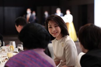 김건희 여사 ‘허위경력’ 의혹… 경찰, 서면조사 진행