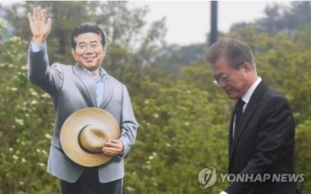 "성공한 대통령 돼 찾아뵙겠다"…5년 만에 봉하마을 찾는 '노무현의 친구' 문재인