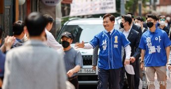 [포토]중구 주민들과 인사하는 송영길 후보