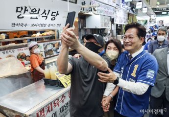 [포토] 시민들과 기념촬영하는 송영길 후보