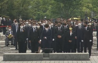 [포토] 故 노무현 전 대통령 묘역에 참배하는 이준석 당 대표