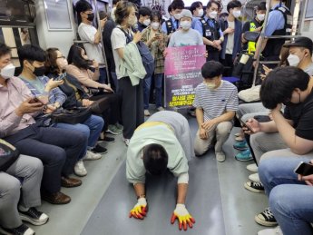 경찰의 강제력 집행 시사에도…지하철 올라타는 전장연
