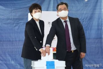[포토] 사전투표하는 김은혜 후보