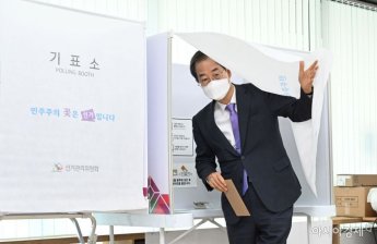 [포토] 사전투표 기표하고 나오는 한덕수 총리
