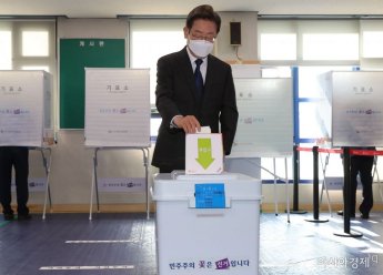[포토] 사전투표하는 이재명 후보