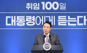 '지지율 상승' 소통 나선 尹…취임 1년 기자회견 준비
