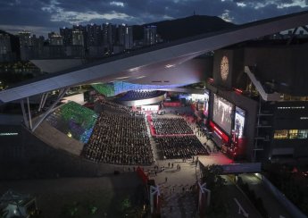 5천여팬 환호에 설레는 부산…양조위·송강호 축하 속 개막[2022 BIFF]