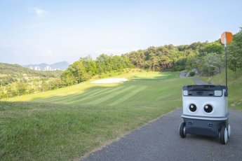 골프장 달리는 로봇…실외 자율주행 로봇 상용 서비스 본격화