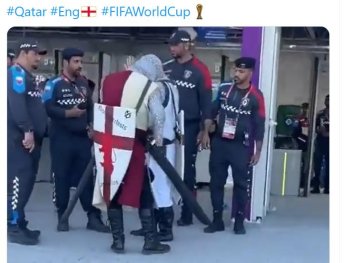 십자군 복장 잉글랜드 팬 … FIFA 나서 제지