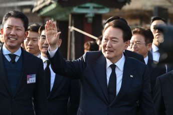 尹 "윤핵관 표현… 국정 운영 방해꾼이자 적"