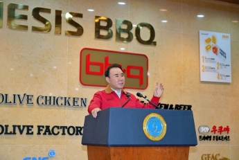 법정 서는 윤홍근 BBQ 회장…'83억 배임 의혹' 벗나