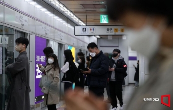 [포토] 중대본 "20일부터 대중교통·개방형 약국 마스크 의무 해제"