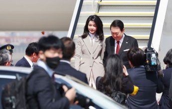尹, 일본 도착… 셔틀외교·한일관계 정상화 첫발(종합)
