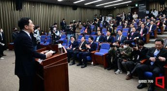 [포토] 의원총회서 발언하는 김기현 대표