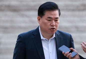 유동규 "1억 옷에 끼고가" 법정서 재현… 김용 '폭소'