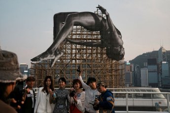기지개 켜는 홍콩…中 본토서 하루 10만명씩 몰려온다