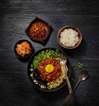 스쿨푸드, 한우암소 육회비빔밥 등 봄맞이 신메뉴 선봬