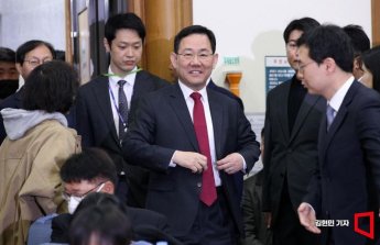 [포토] 연금제도 개혁 토론회 참석하는 주호영 원내대표